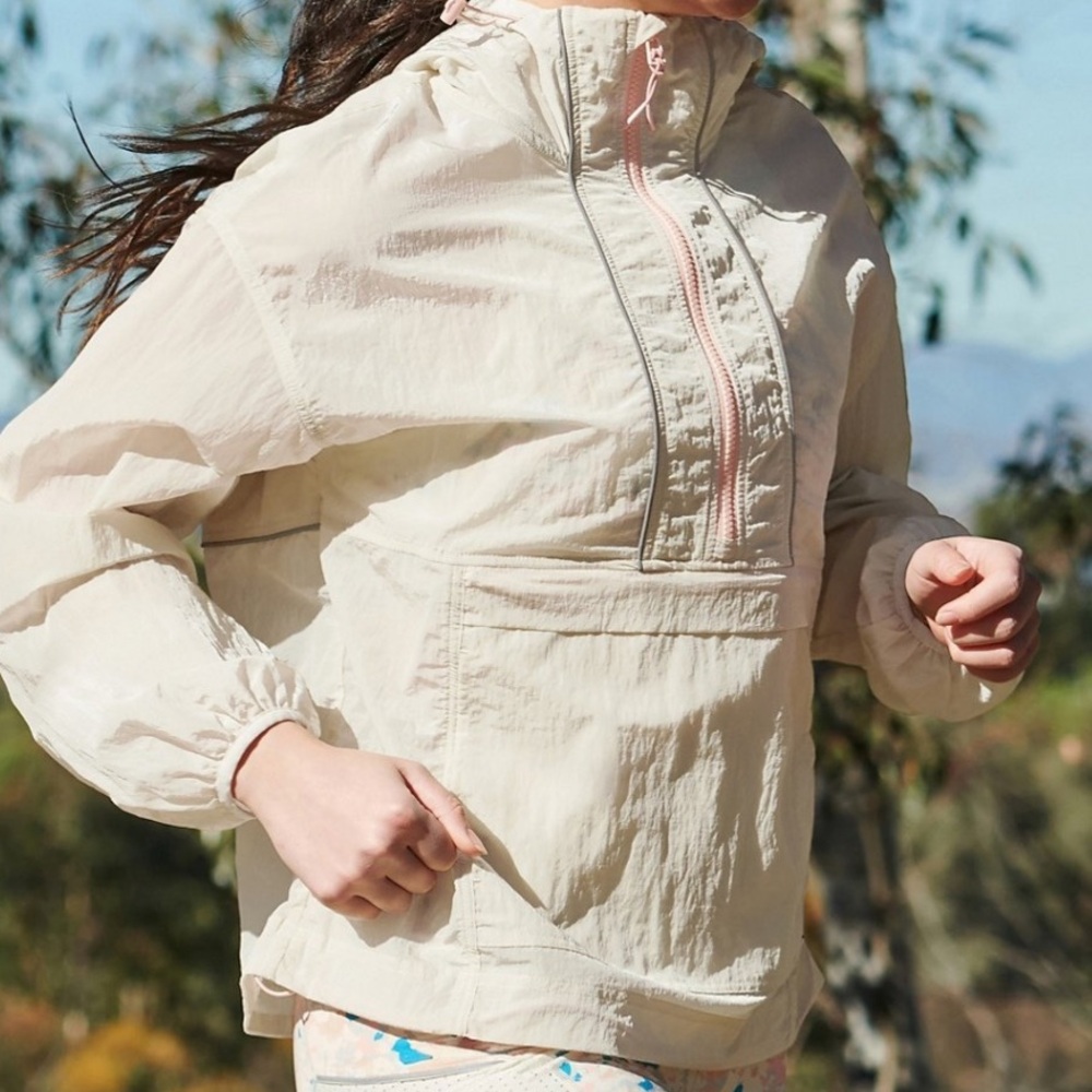 3/25$ 🎀 Fabletics Shimmer Hiking Jacket cream windbreaker Pink Accents raincoat